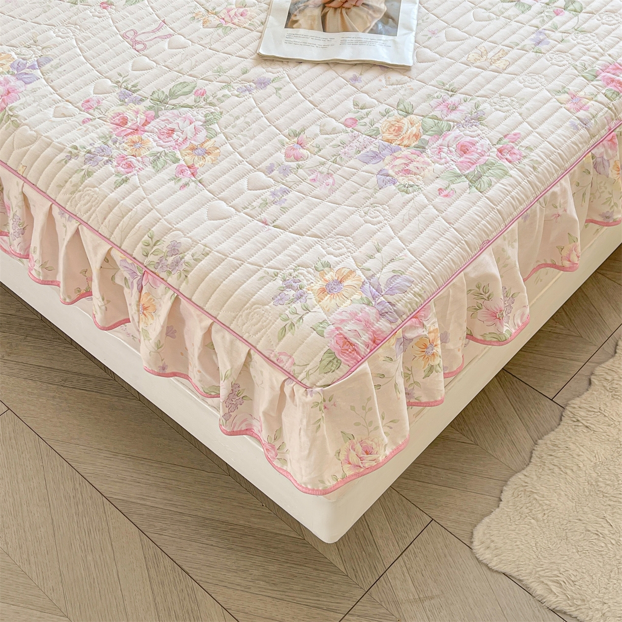 91家纺网 家纺一手货源 找家纺 宜凡家纺 2026新款全棉印花夹棉花边床笠三件套 玉容昭婉