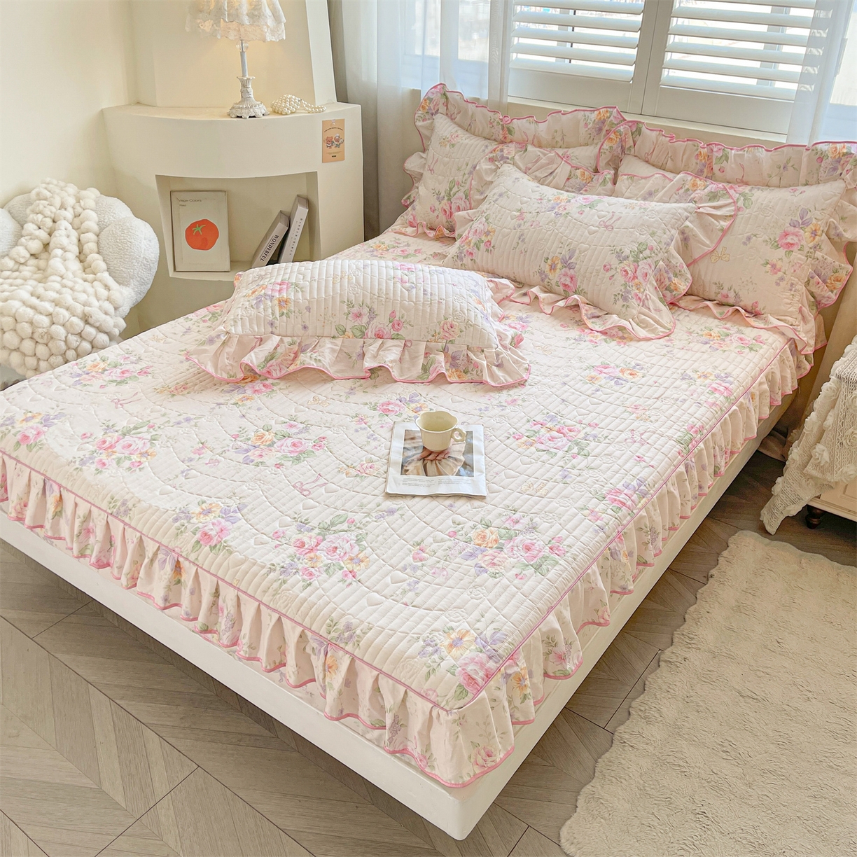 91家纺网 家纺一手货源 找家纺 宜凡家纺 2026新款全棉印花夹棉花边床笠三件套 玉容昭婉