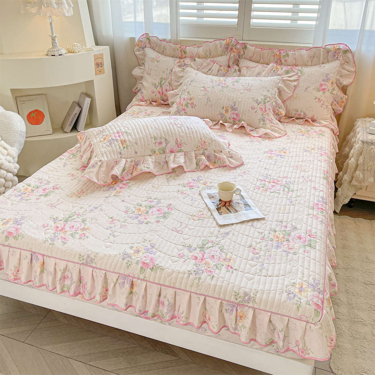 91家纺网 家纺一手货源 找家纺 宜凡家纺 2026新款全棉印花夹棉花边床笠三件套 玉容昭婉