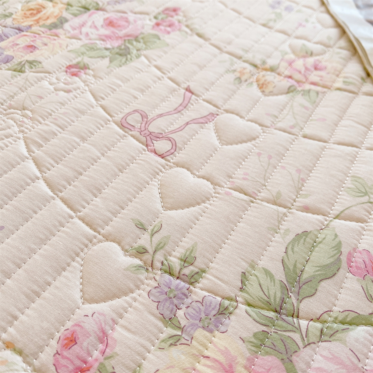 91家纺网 家纺一手货源 找家纺 宜凡家纺 2026新款全棉印花夹棉花边床笠三件套 玉容昭婉