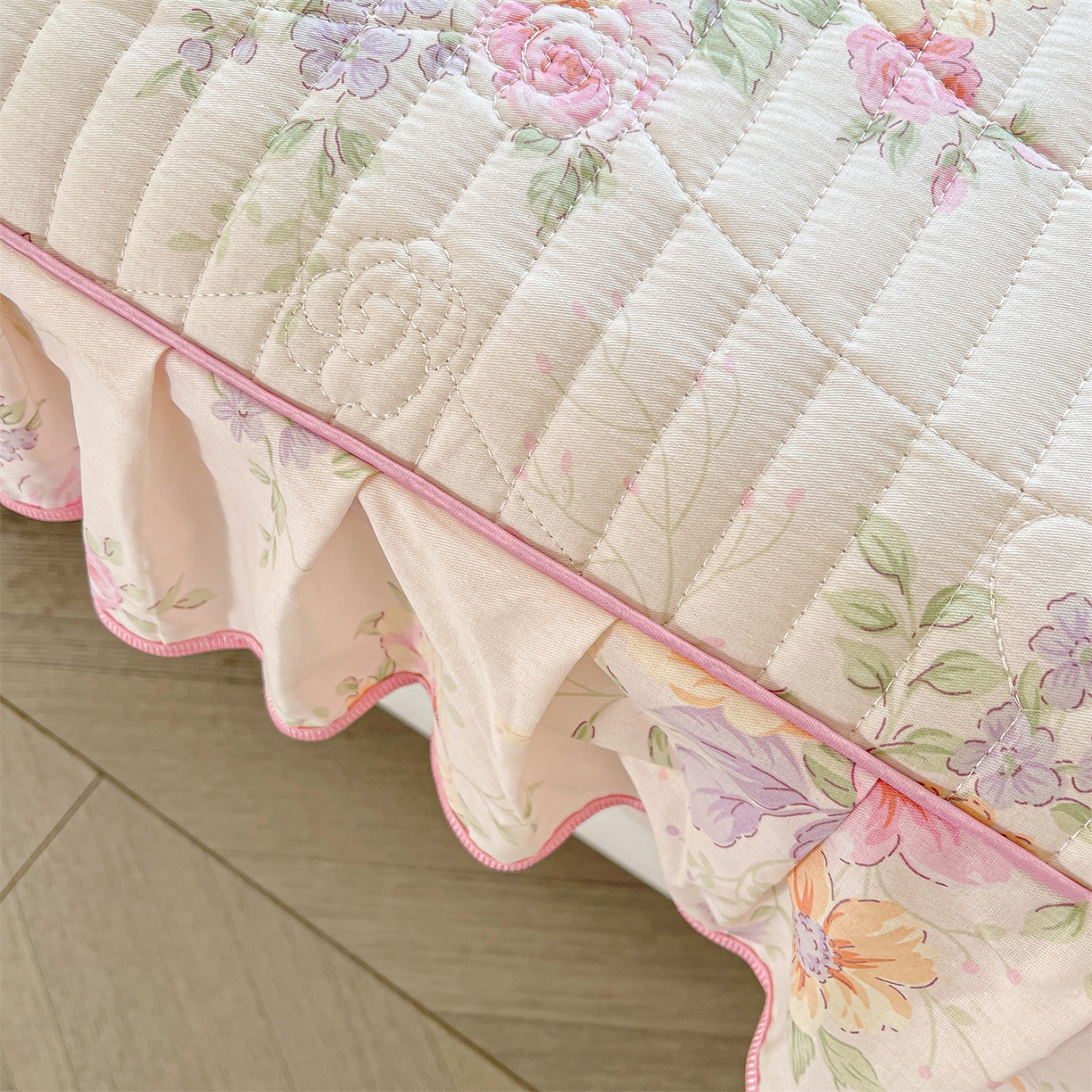 91家纺网 家纺一手货源 找家纺 宜凡家纺 2026新款全棉印花夹棉花边床笠三件套 玉容昭婉