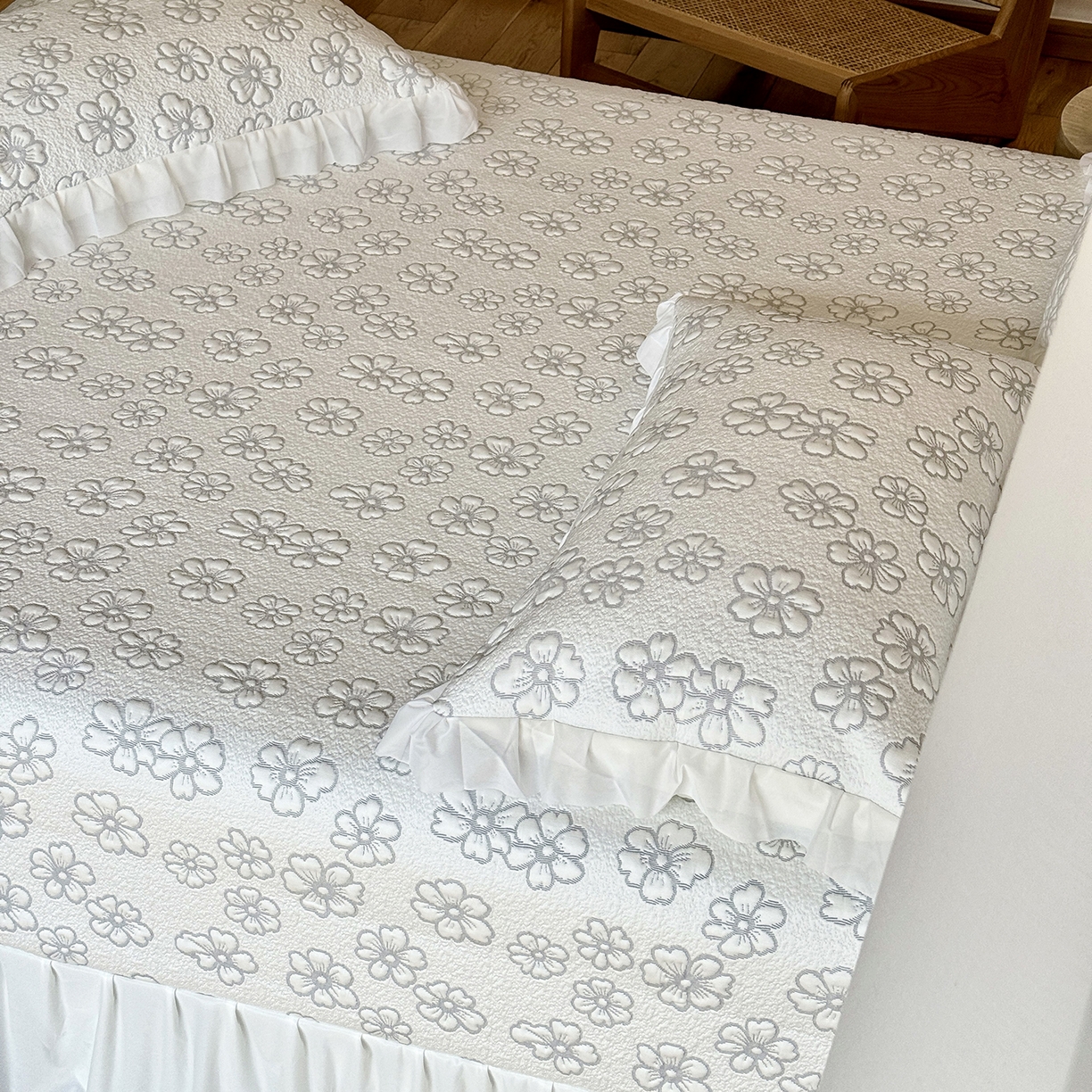 91家纺网 家纺一手货源 找家纺 傲蕾良品 2026新款韩国高分子冰丝软凉席【床裙款】 素笔描花