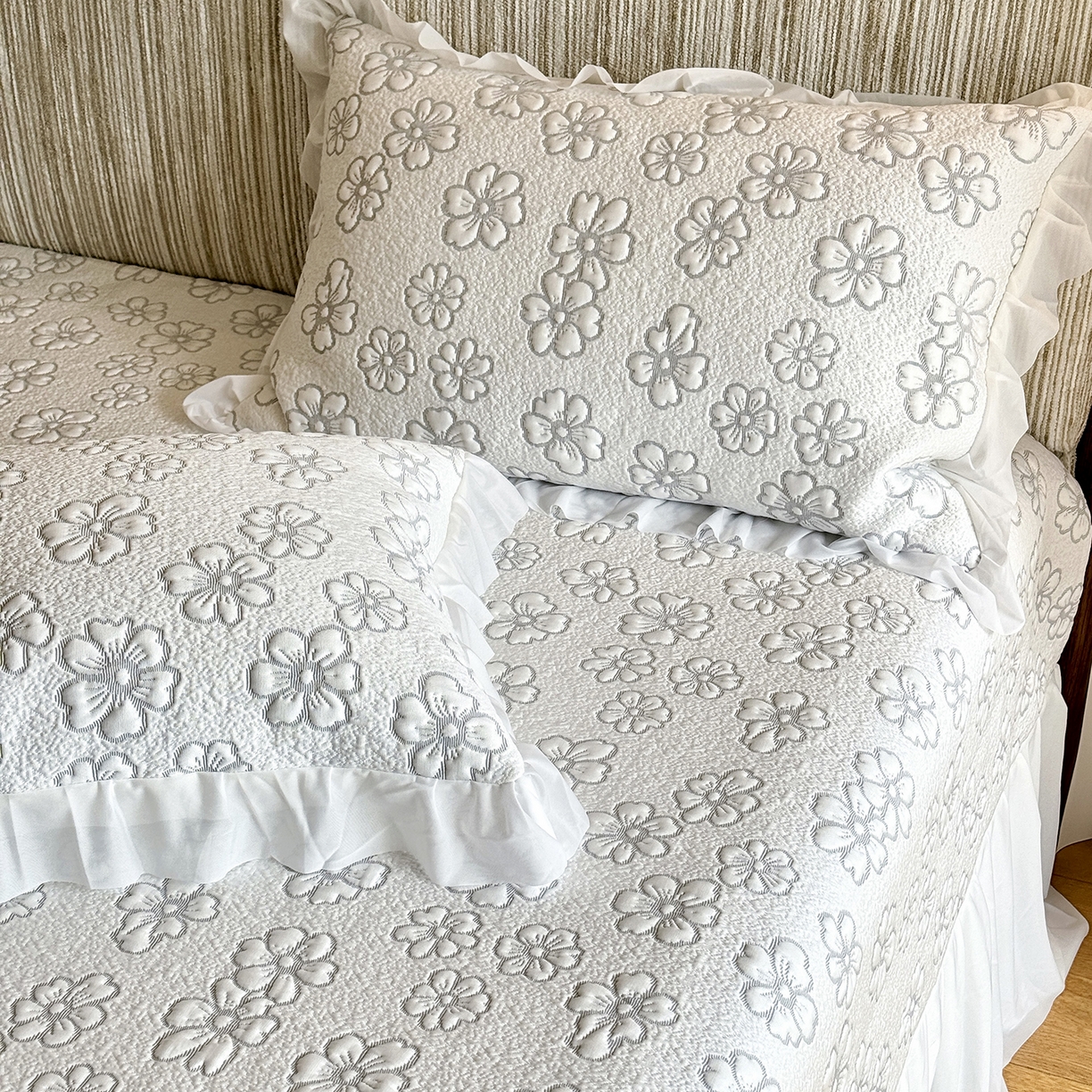 91家纺网 家纺一手货源 找家纺 傲蕾良品 2026新款韩国高分子冰丝软凉席【床裙款】 素笔描花