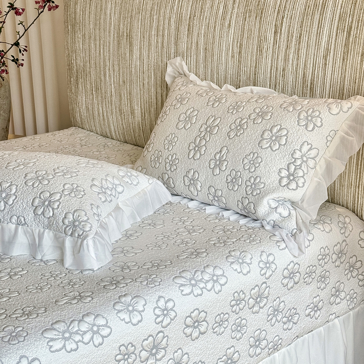 91家纺网 家纺一手货源 找家纺 傲蕾良品 2026新款韩国高分子冰丝软凉席【床裙款】 素笔描花