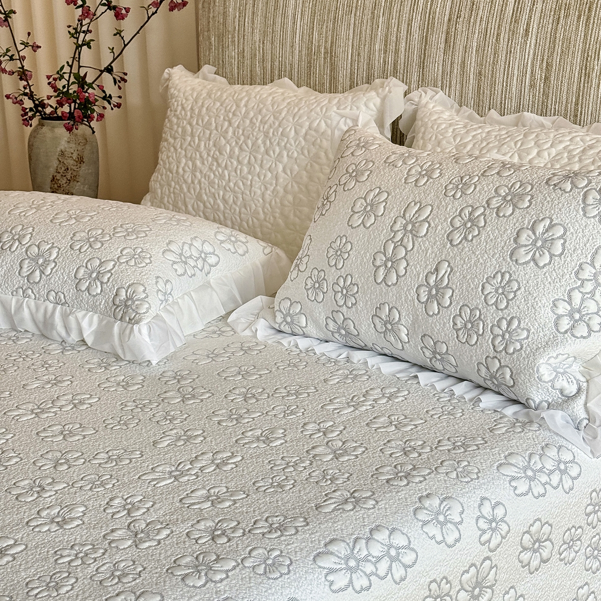 91家纺网 家纺一手货源 找家纺 傲蕾良品 2026新款韩国高分子冰丝软凉席【床裙款】 素笔描花