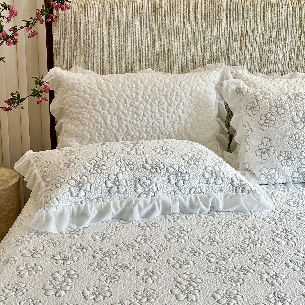 91家纺网 家纺一手货源 找家纺 傲蕾良品 2026新款韩国高分子冰丝软凉席【床裙款】 素笔描花