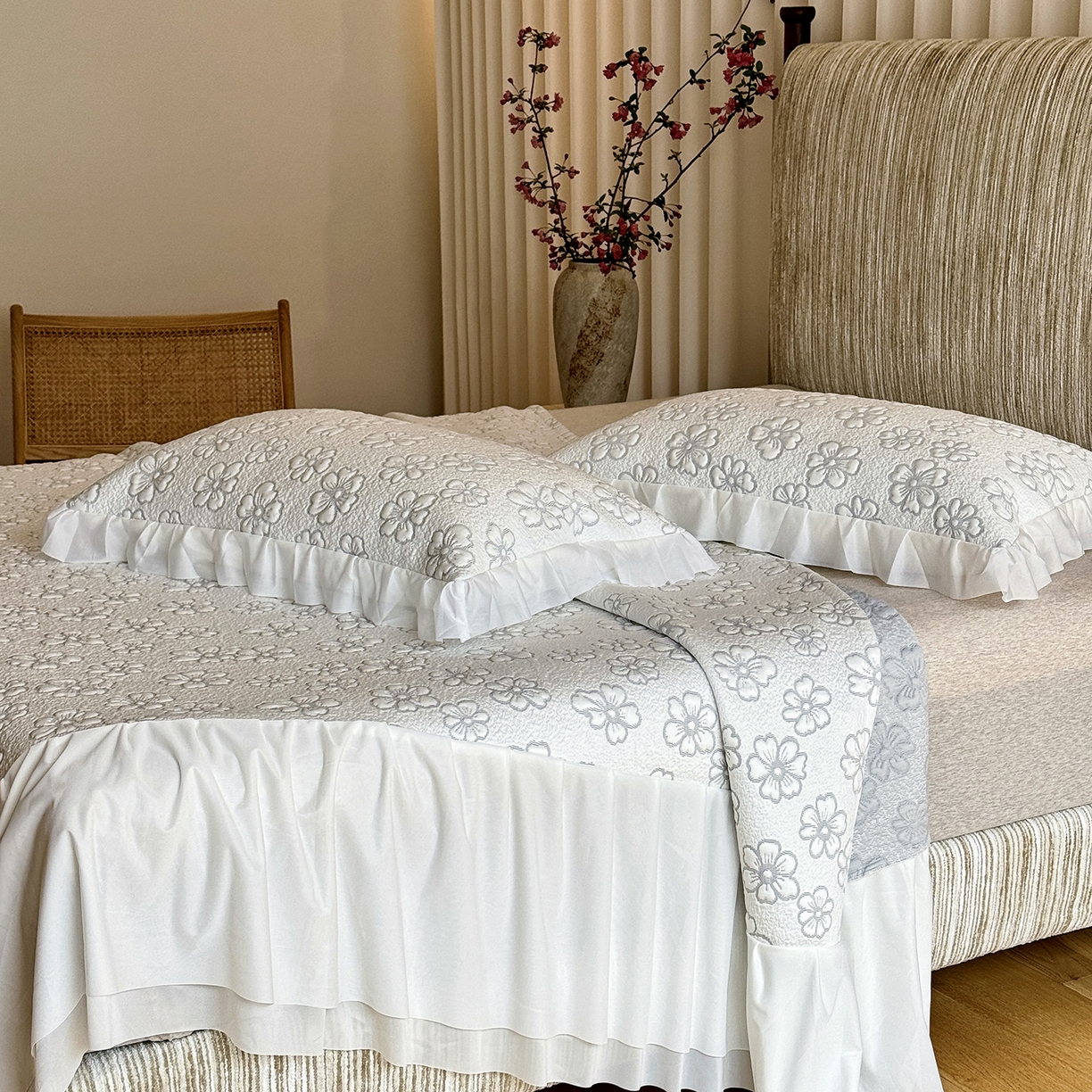 91家纺网 家纺一手货源 找家纺 傲蕾良品 2026新款韩国高分子冰丝软凉席【床裙款】 素笔描花