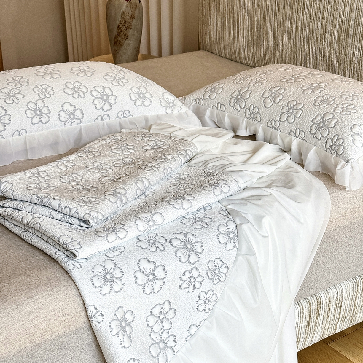 91家纺网 家纺一手货源 找家纺 傲蕾良品 2026新款韩国高分子冰丝软凉席【床裙款】 素笔描花