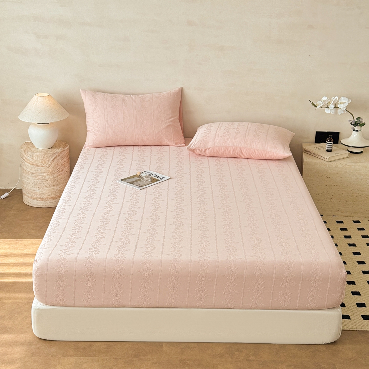 91家纺网 家纺一手货源 找家纺 眠博士 2026新款60S水洗立体提花床笠-场景二 床笠-花间梦-粉