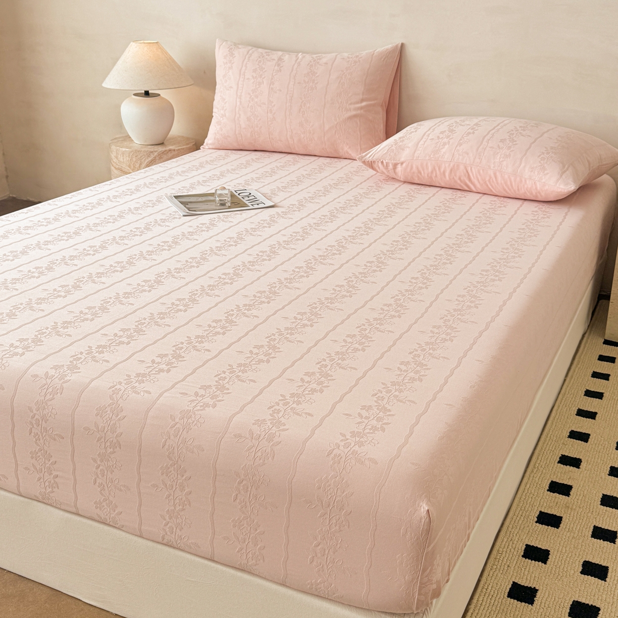 91家纺网 家纺一手货源 找家纺 眠博士 2026新款60S水洗立体提花床笠-场景二 床笠-花间梦-粉