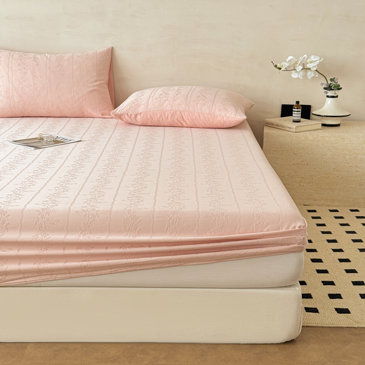 91家纺网 家纺一手货源 找家纺 眠博士 2026新款60S水洗立体提花床笠-场景二 床笠-花间梦-粉