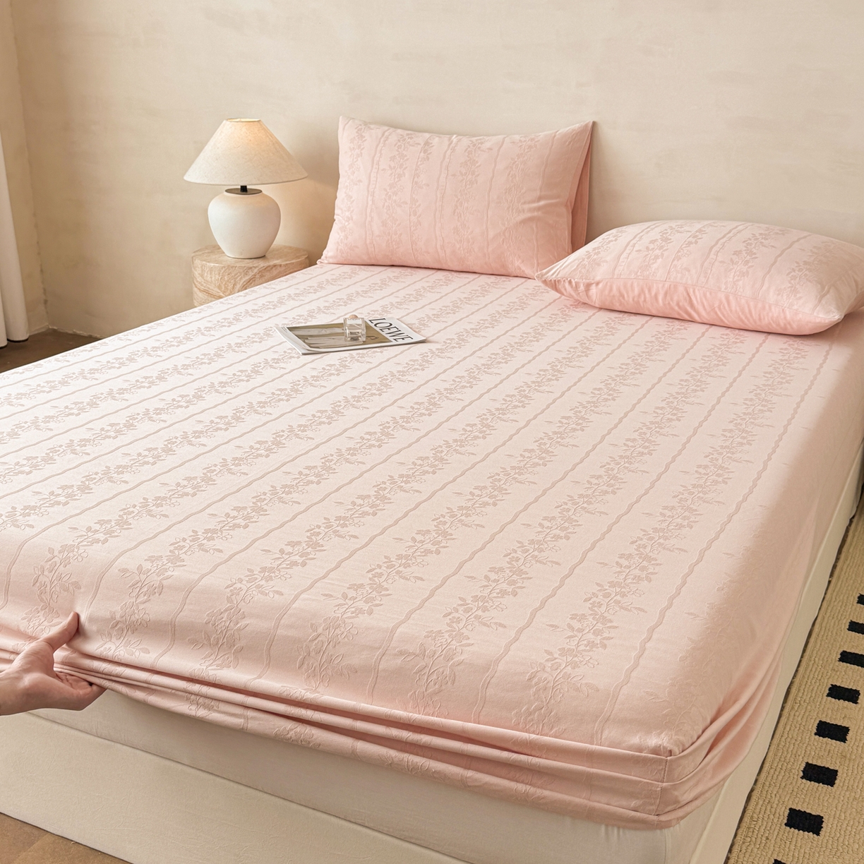 91家纺网 家纺一手货源 找家纺 眠博士 2026新款60S水洗立体提花床笠-场景二 床笠-花间梦-粉