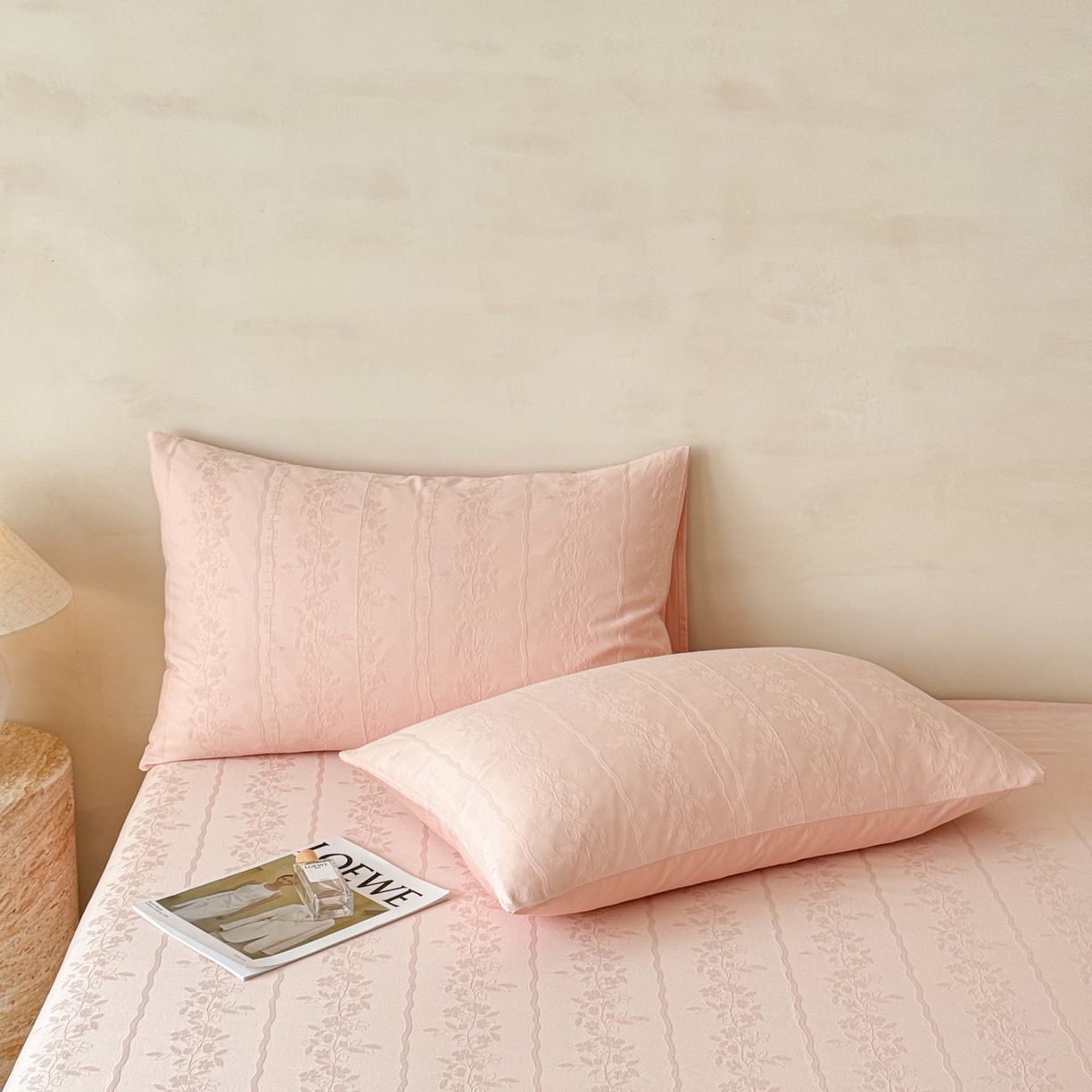 91家纺网 家纺一手货源 找家纺 眠博士 2026新款60S水洗立体提花床笠-场景二 床笠-花间梦-粉