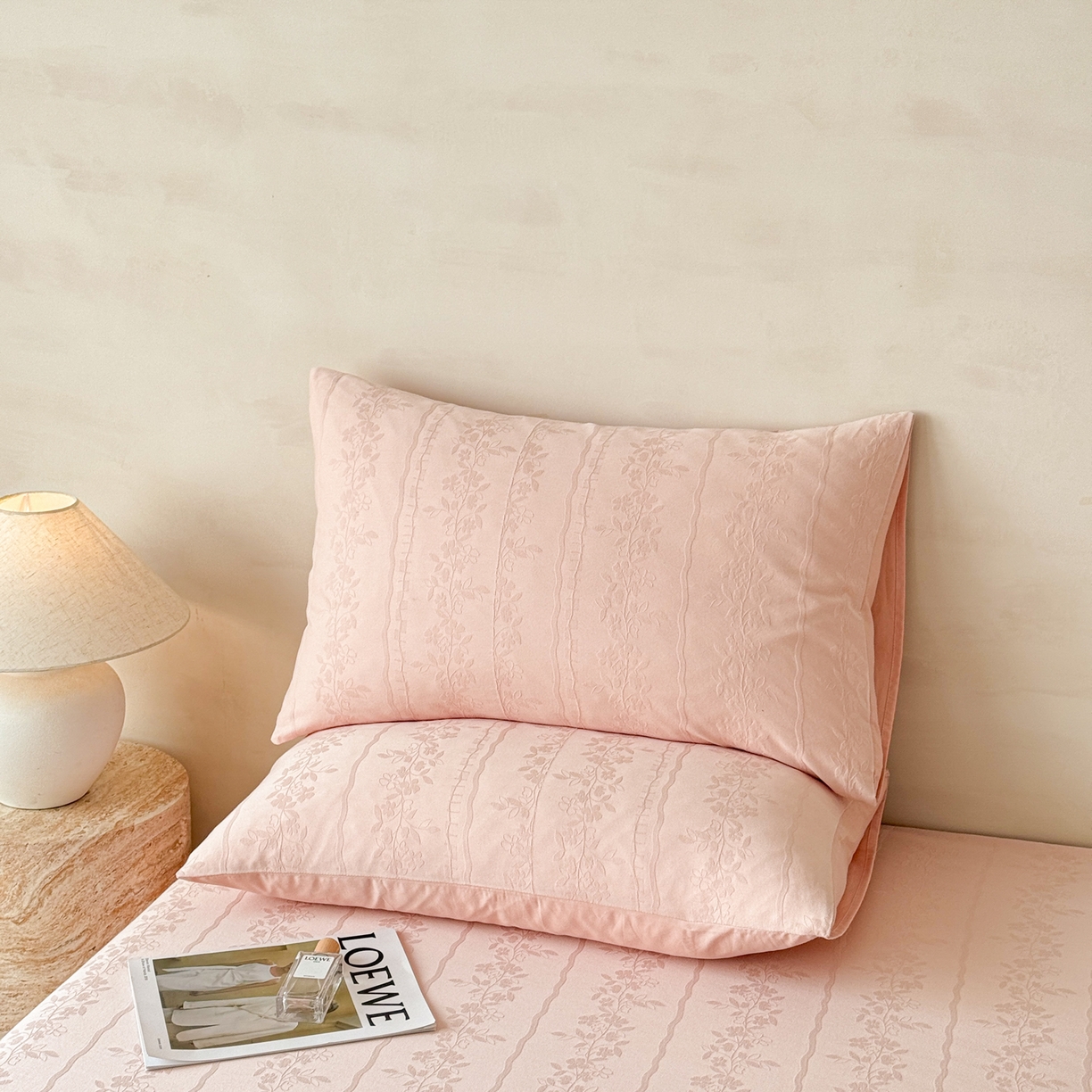 91家纺网 家纺一手货源 找家纺 眠博士 2026新款60S水洗立体提花床笠-场景二 床笠-花间梦-粉