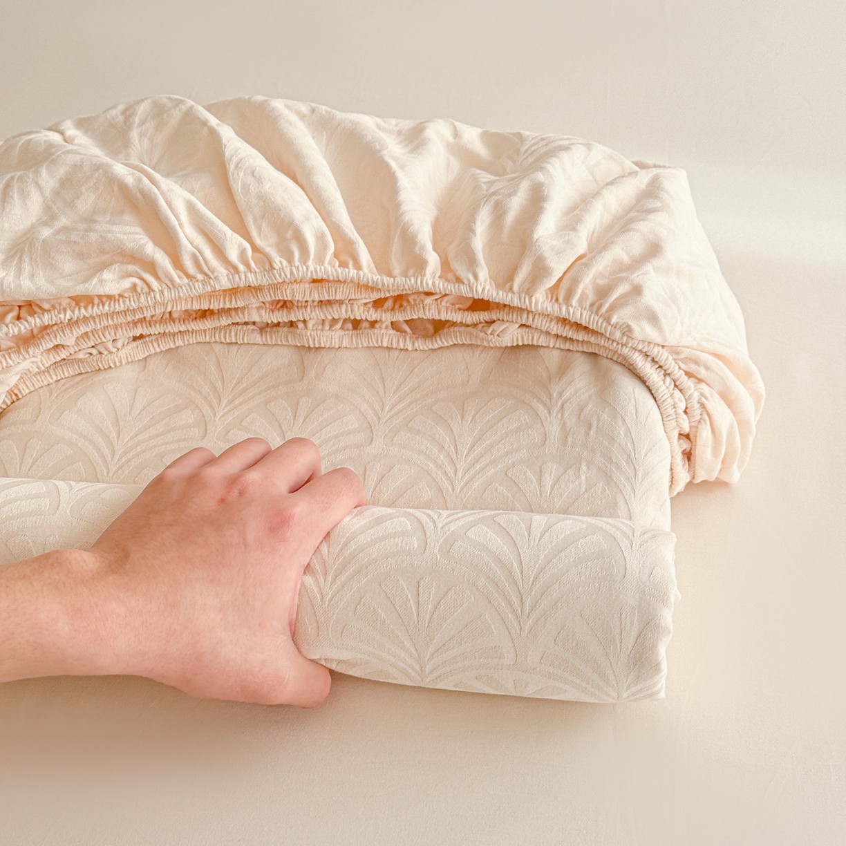 91家纺网 家纺一手货源 找家纺 眠博士 2026新款60S水洗立体提花床笠-场景二 床笠-杏影-奶白