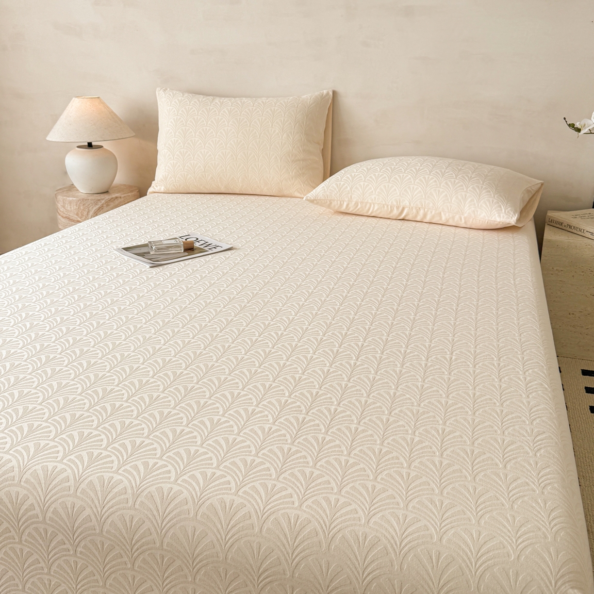 91家纺网 家纺一手货源 找家纺 眠博士 2026新款60S水洗立体提花床笠-场景二 床笠-杏影-奶白