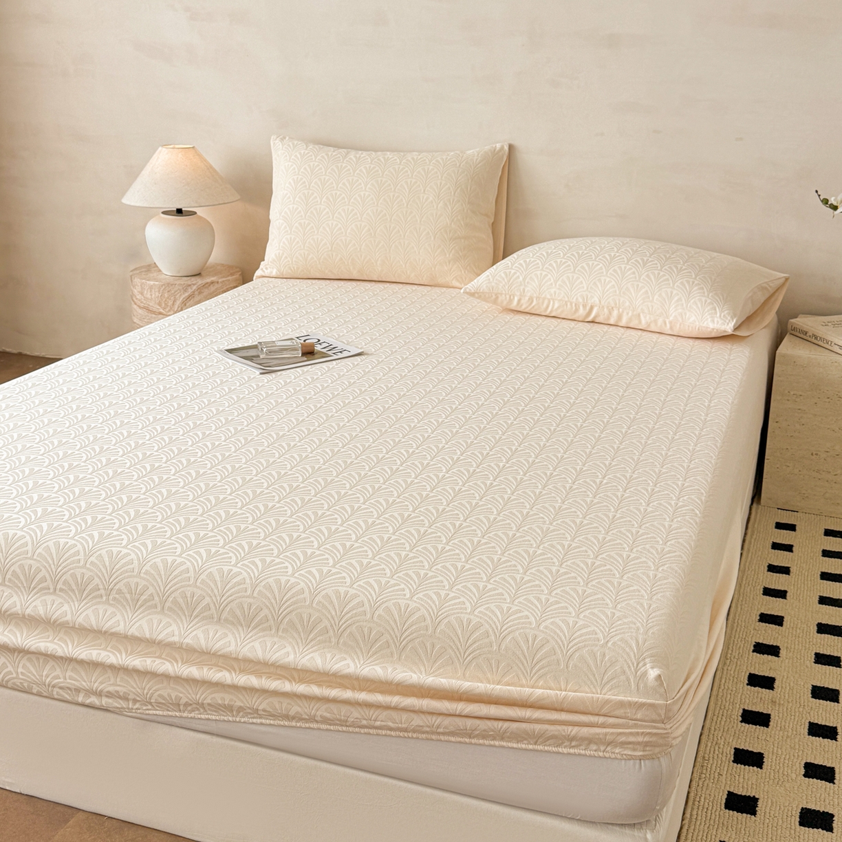 91家纺网 家纺一手货源 找家纺 眠博士 2026新款60S水洗立体提花床笠-场景二 床笠-杏影-奶白