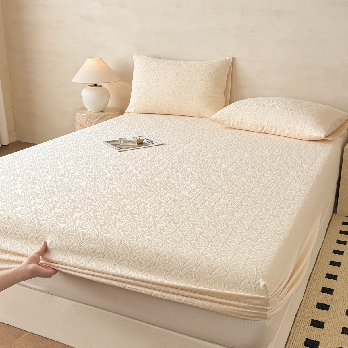 91家纺网 家纺一手货源 找家纺 眠博士 2026新款60S水洗立体提花床笠-场景二 床笠-杏影-奶白