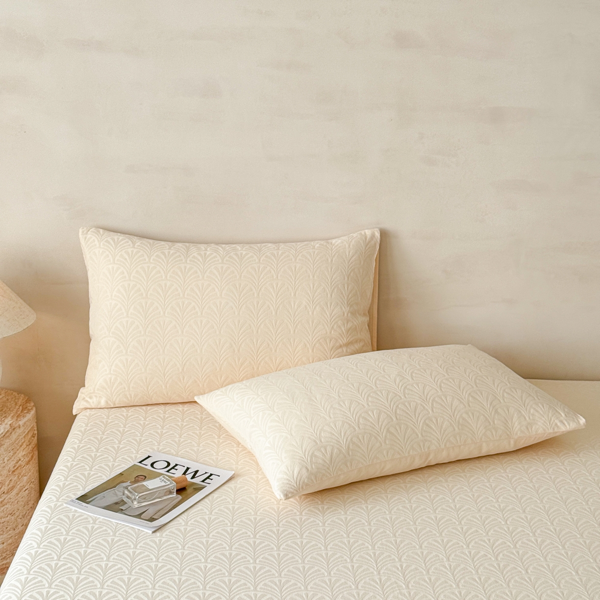 91家纺网 家纺一手货源 找家纺 眠博士 2026新款60S水洗立体提花床笠-场景二 床笠-杏影-奶白