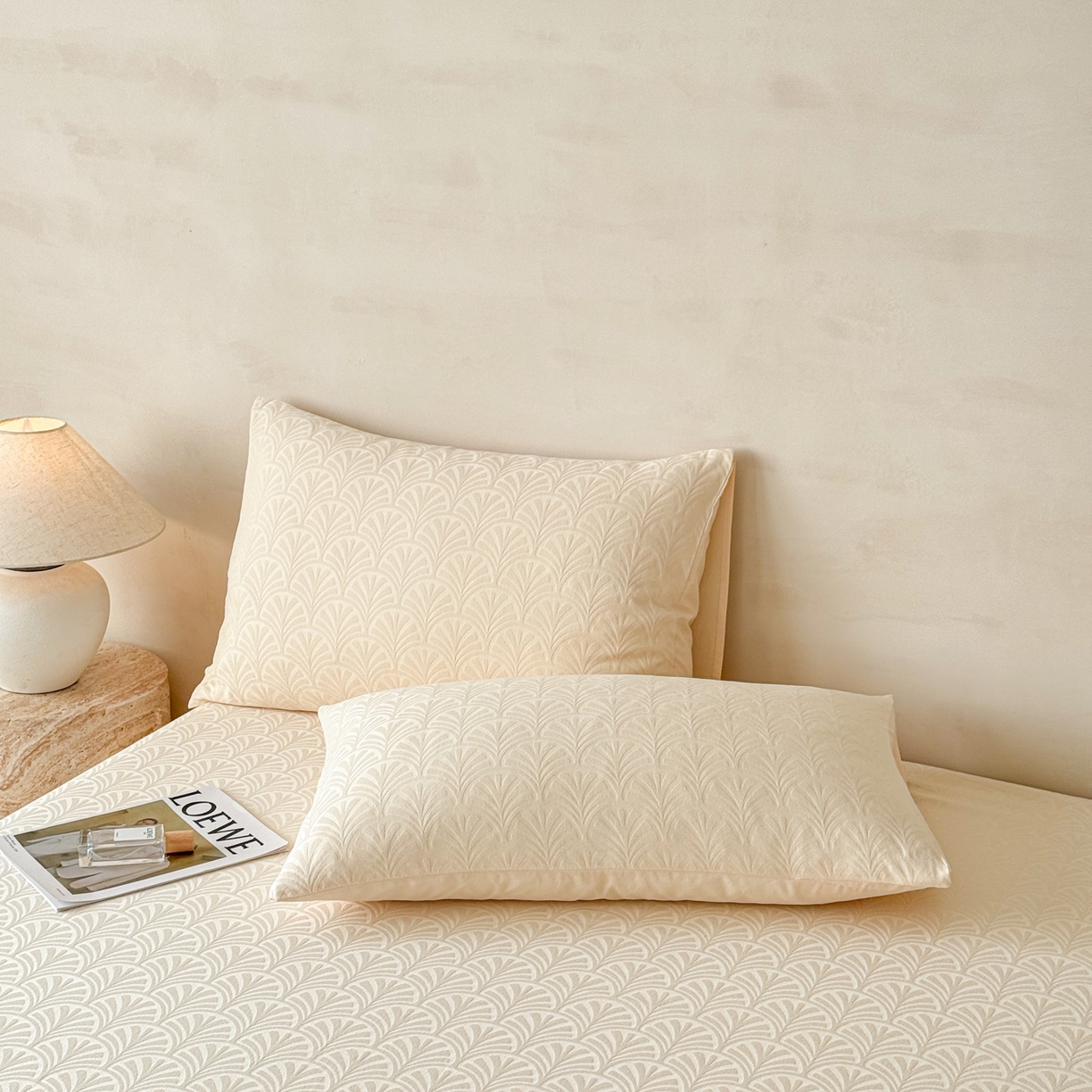 91家纺网 家纺一手货源 找家纺 眠博士 2026新款60S水洗立体提花床笠-场景二 床笠-杏影-奶白