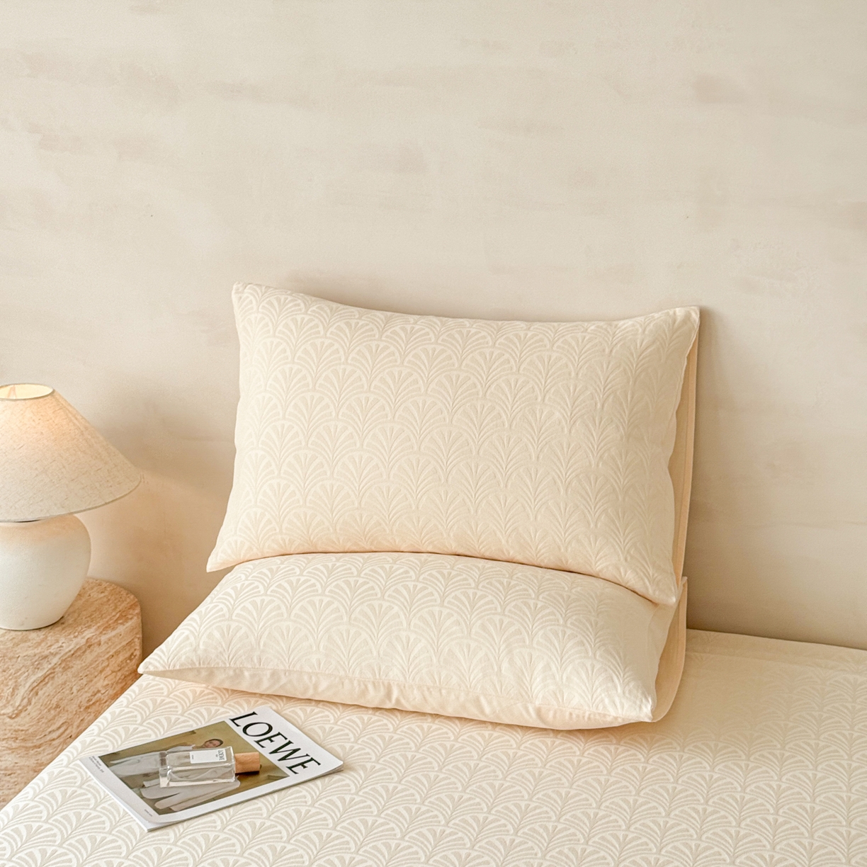 91家纺网 家纺一手货源 找家纺 眠博士 2026新款60S水洗立体提花床笠-场景二 床笠-杏影-奶白