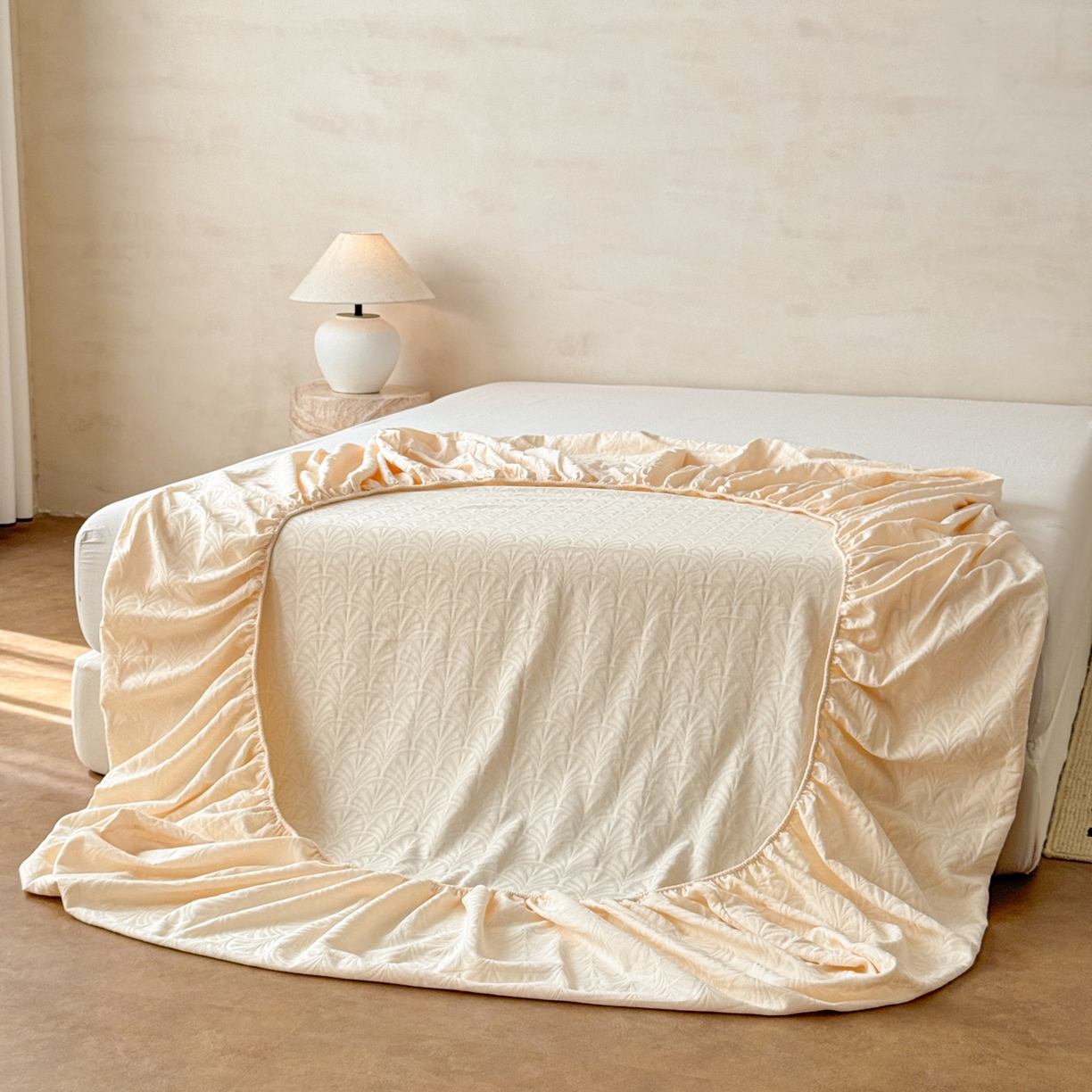 91家纺网 家纺一手货源 找家纺 眠博士 2026新款60S水洗立体提花床笠-场景二 床笠-杏影-奶白