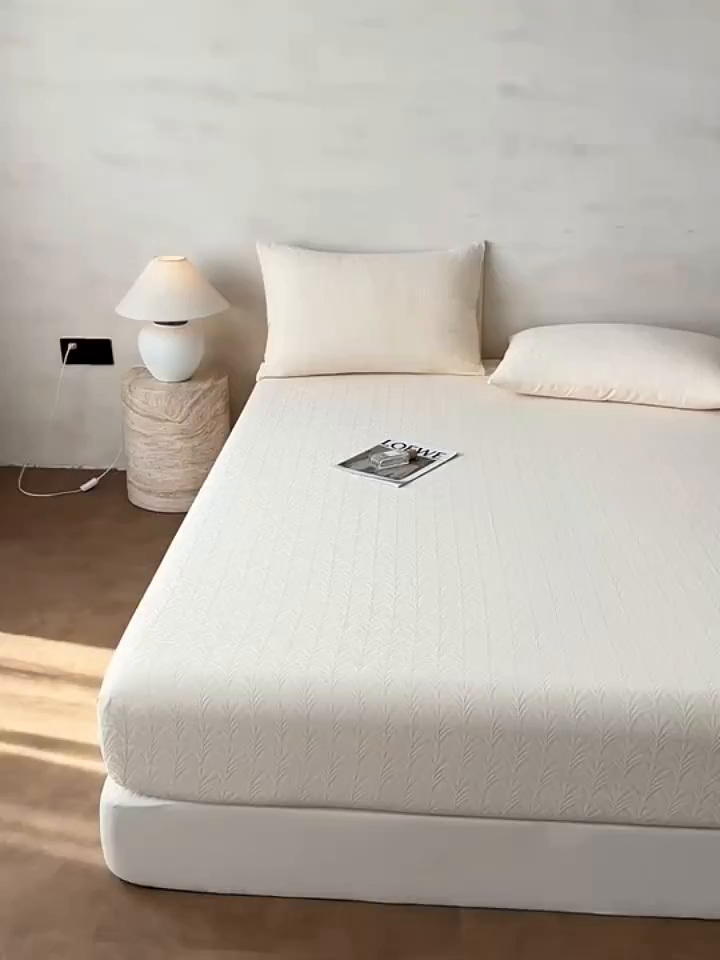 91家纺网 家纺一手货源 找家纺 眠博士 2026新款60S水洗立体提花床笠-场景二 床笠-杏影-奶白