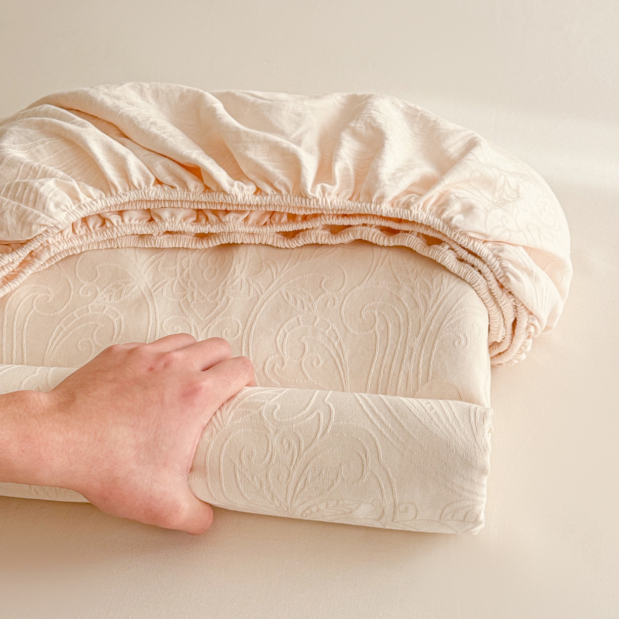 91家纺网 家纺一手货源 找家纺 眠博士 2026新款60S水洗立体提花床笠-场景二 床笠-冠马踏云-奶白