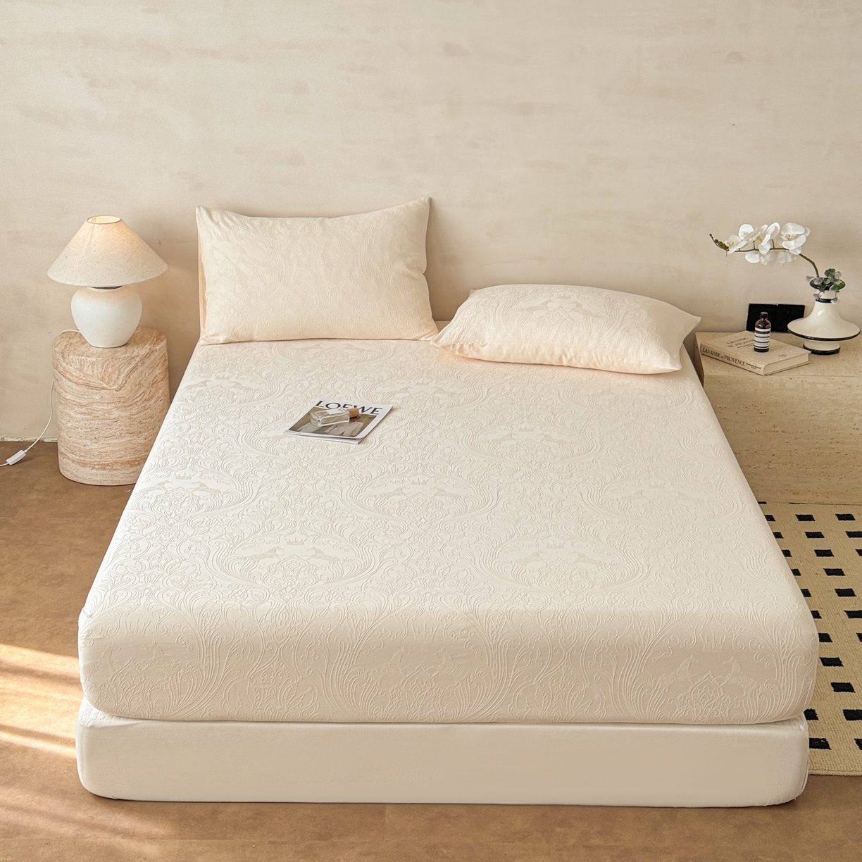 91家纺网 家纺一手货源 找家纺 眠博士 2026新款60S水洗立体提花床笠-场景二 床笠-冠马踏云-奶白