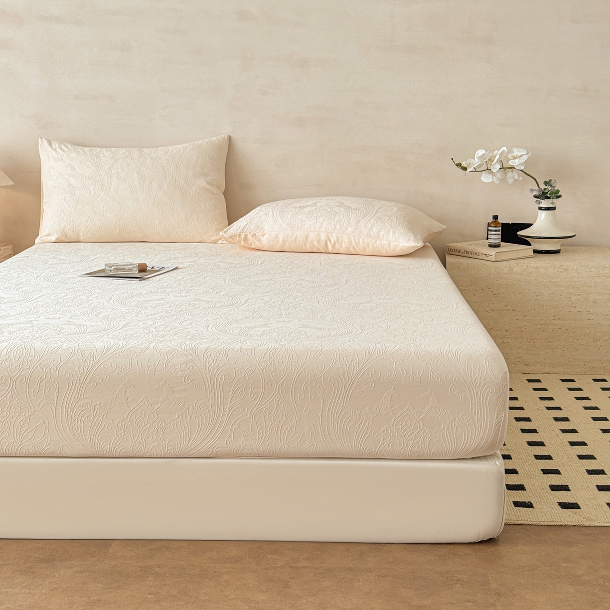 91家纺网 家纺一手货源 找家纺 眠博士 2026新款60S水洗立体提花床笠-场景二 床笠-冠马踏云-奶白