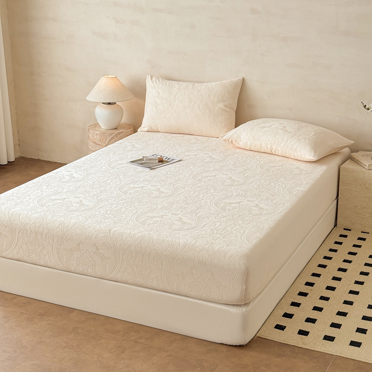 91家纺网 家纺一手货源 找家纺 眠博士 2026新款60S水洗立体提花床笠-场景二 床笠-冠马踏云-奶白