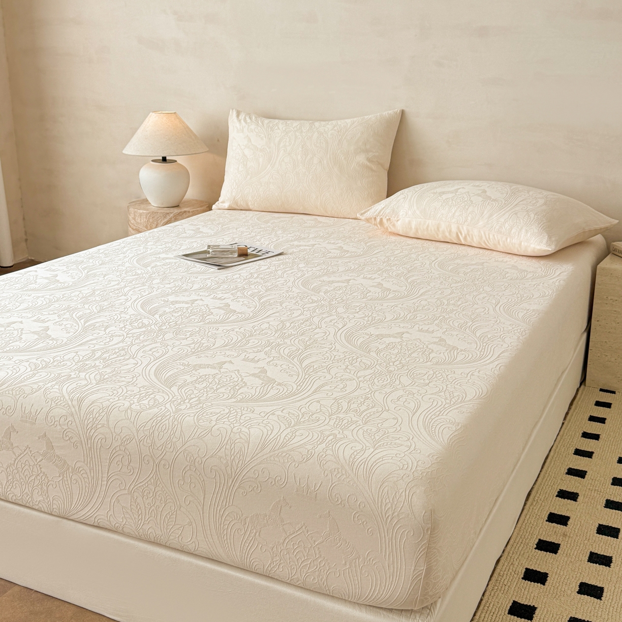 91家纺网 家纺一手货源 找家纺 眠博士 2026新款60S水洗立体提花床笠-场景二 床笠-冠马踏云-奶白