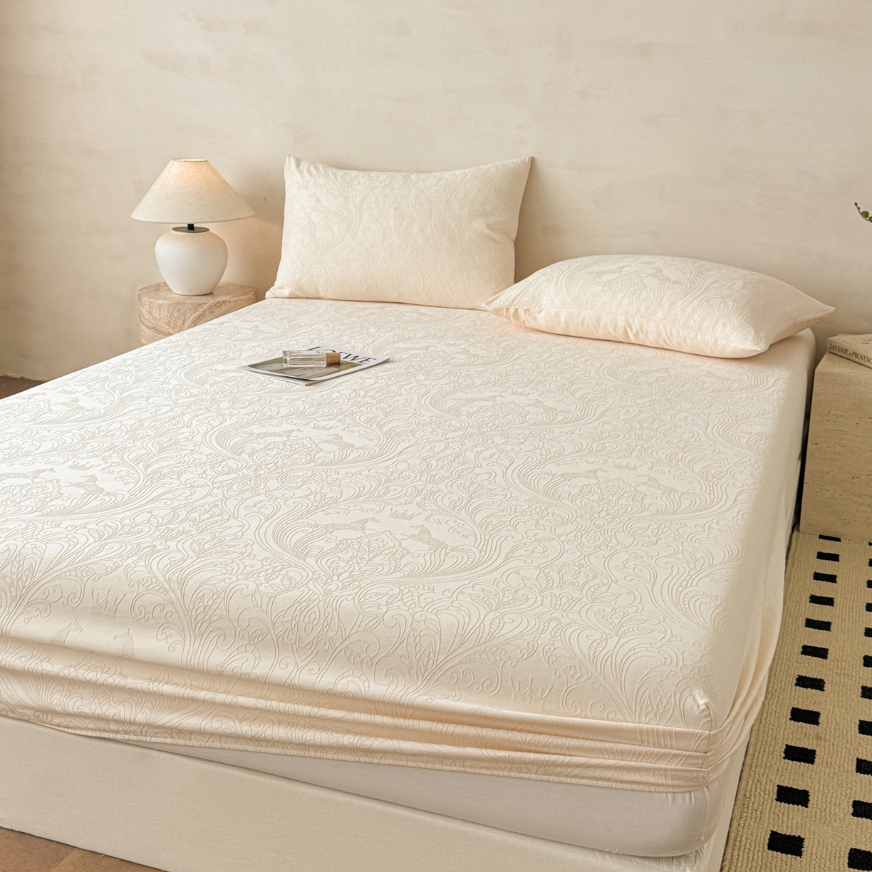 91家纺网 家纺一手货源 找家纺 眠博士 2026新款60S水洗立体提花床笠-场景二 床笠-冠马踏云-奶白