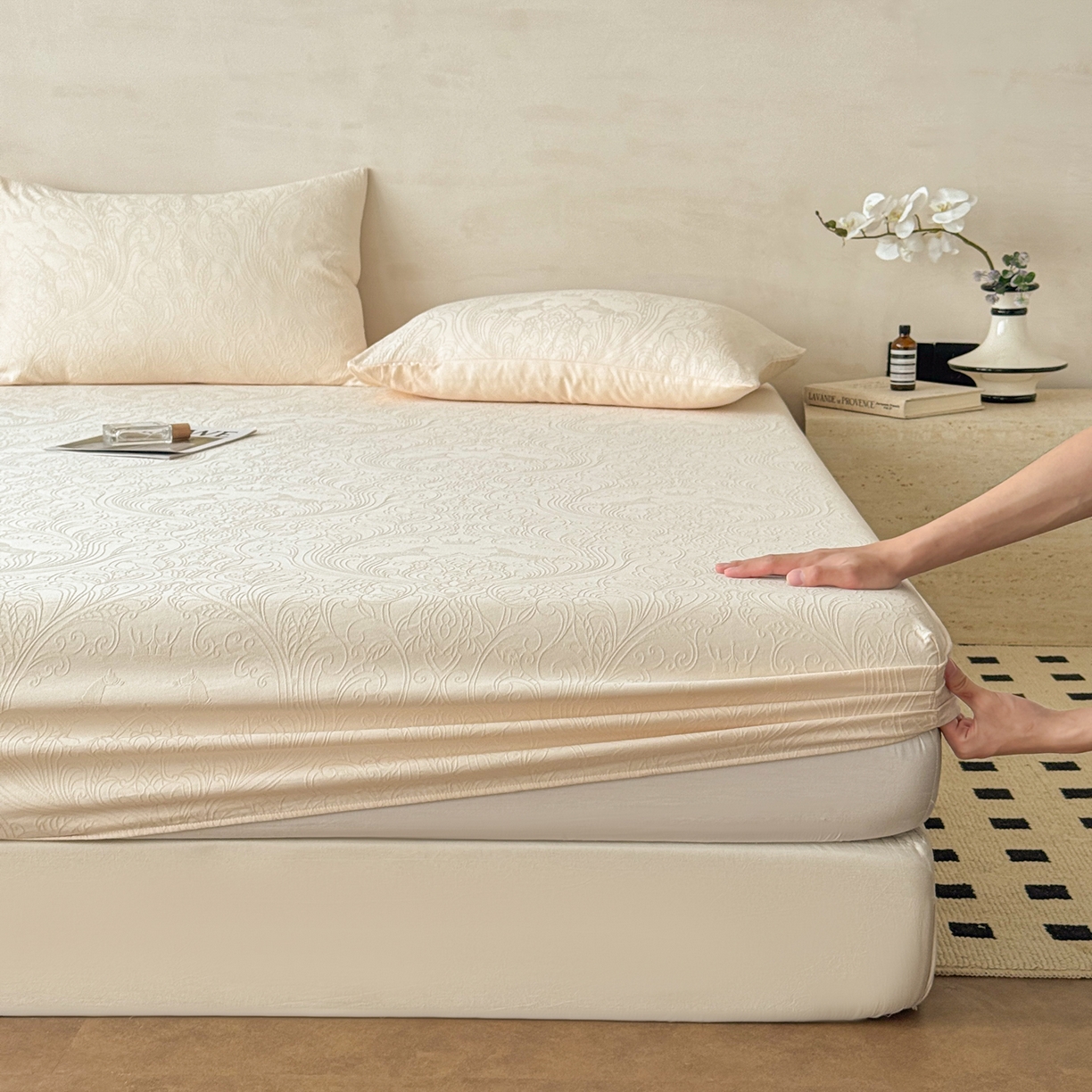 91家纺网 家纺一手货源 找家纺 眠博士 2026新款60S水洗立体提花床笠-场景二 床笠-冠马踏云-奶白