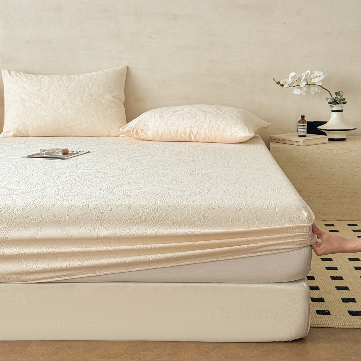 91家纺网 家纺一手货源 找家纺 眠博士 2026新款60S水洗立体提花床笠-场景二 床笠-冠马踏云-奶白