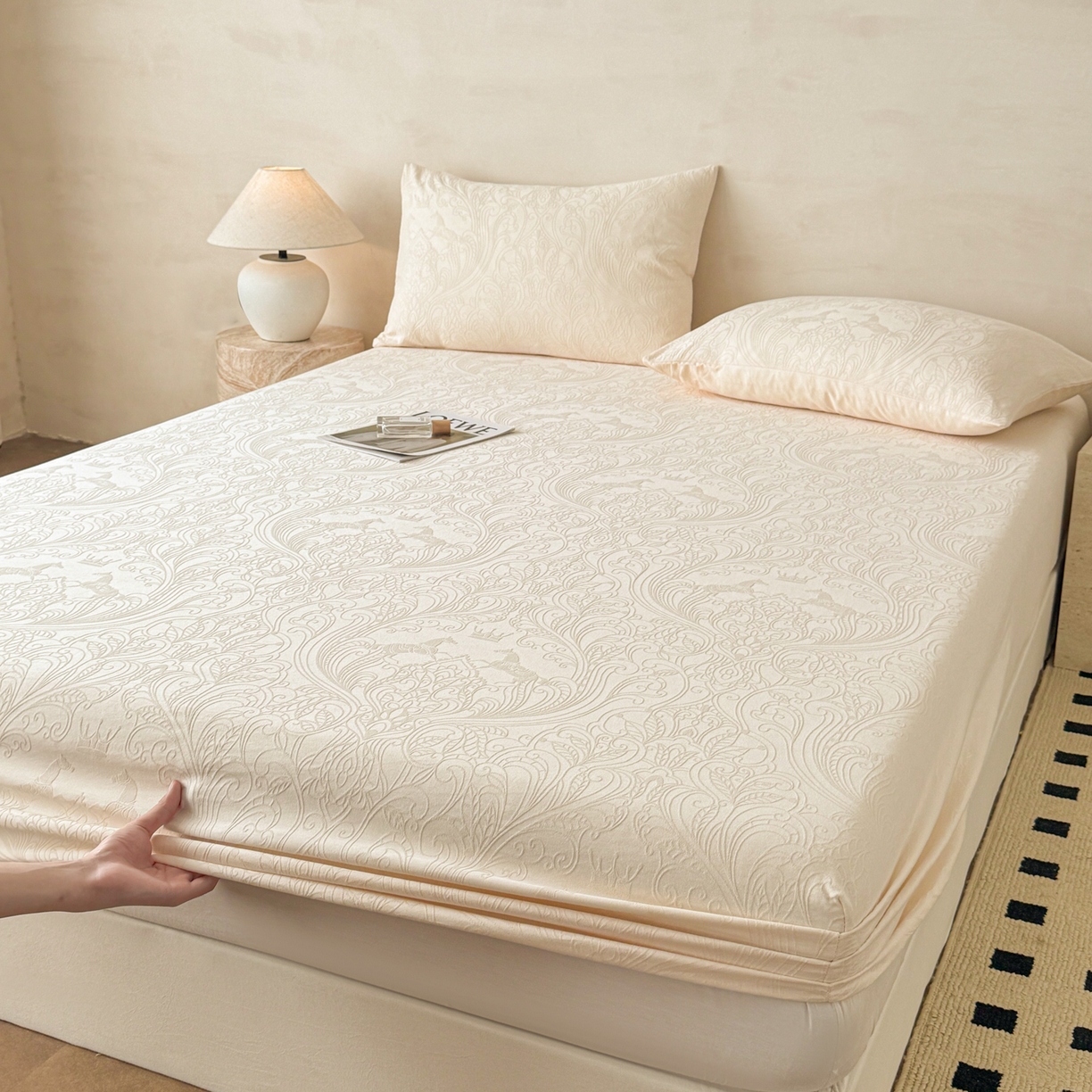 91家纺网 家纺一手货源 找家纺 眠博士 2026新款60S水洗立体提花床笠-场景二 床笠-冠马踏云-奶白