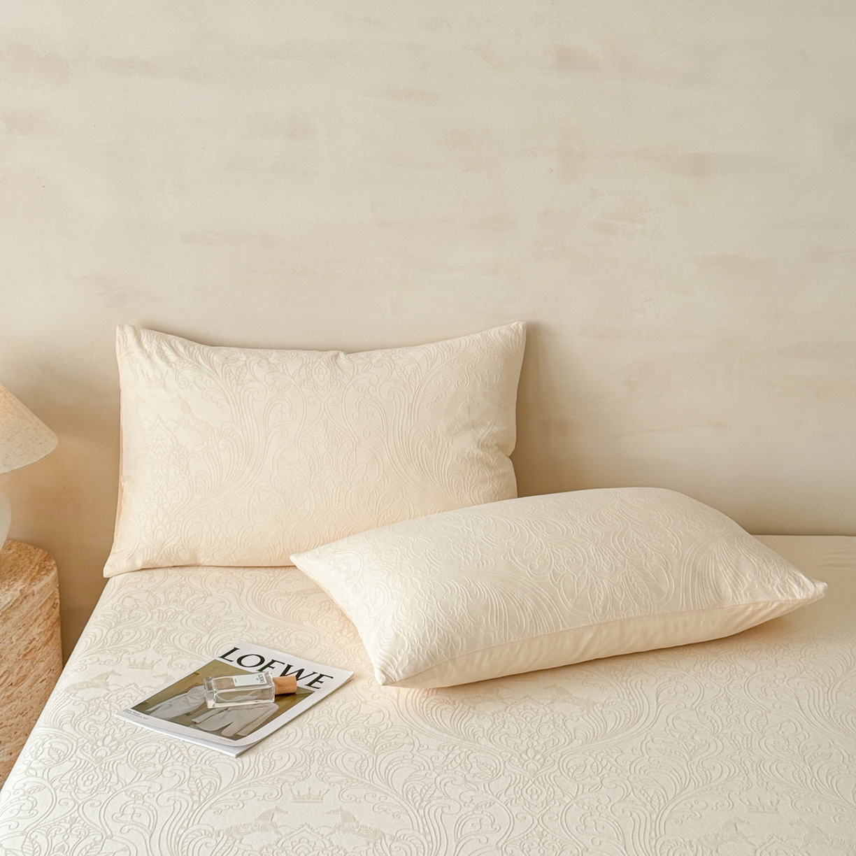 91家纺网 家纺一手货源 找家纺 眠博士 2026新款60S水洗立体提花床笠-场景二 床笠-冠马踏云-奶白