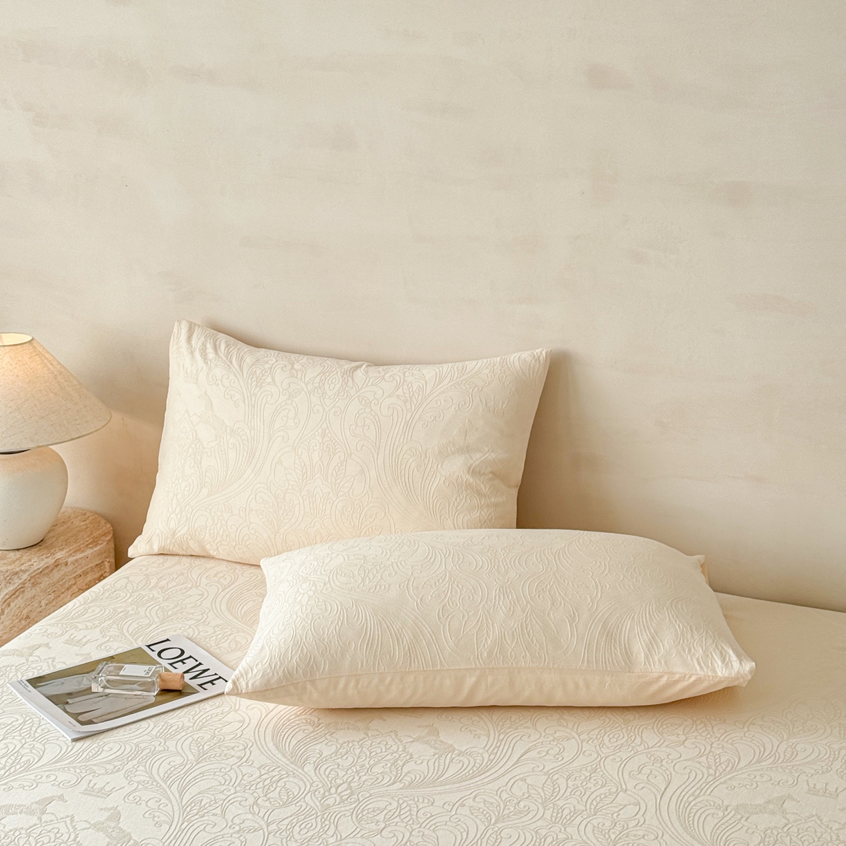 91家纺网 家纺一手货源 找家纺 眠博士 2026新款60S水洗立体提花床笠-场景二 床笠-冠马踏云-奶白