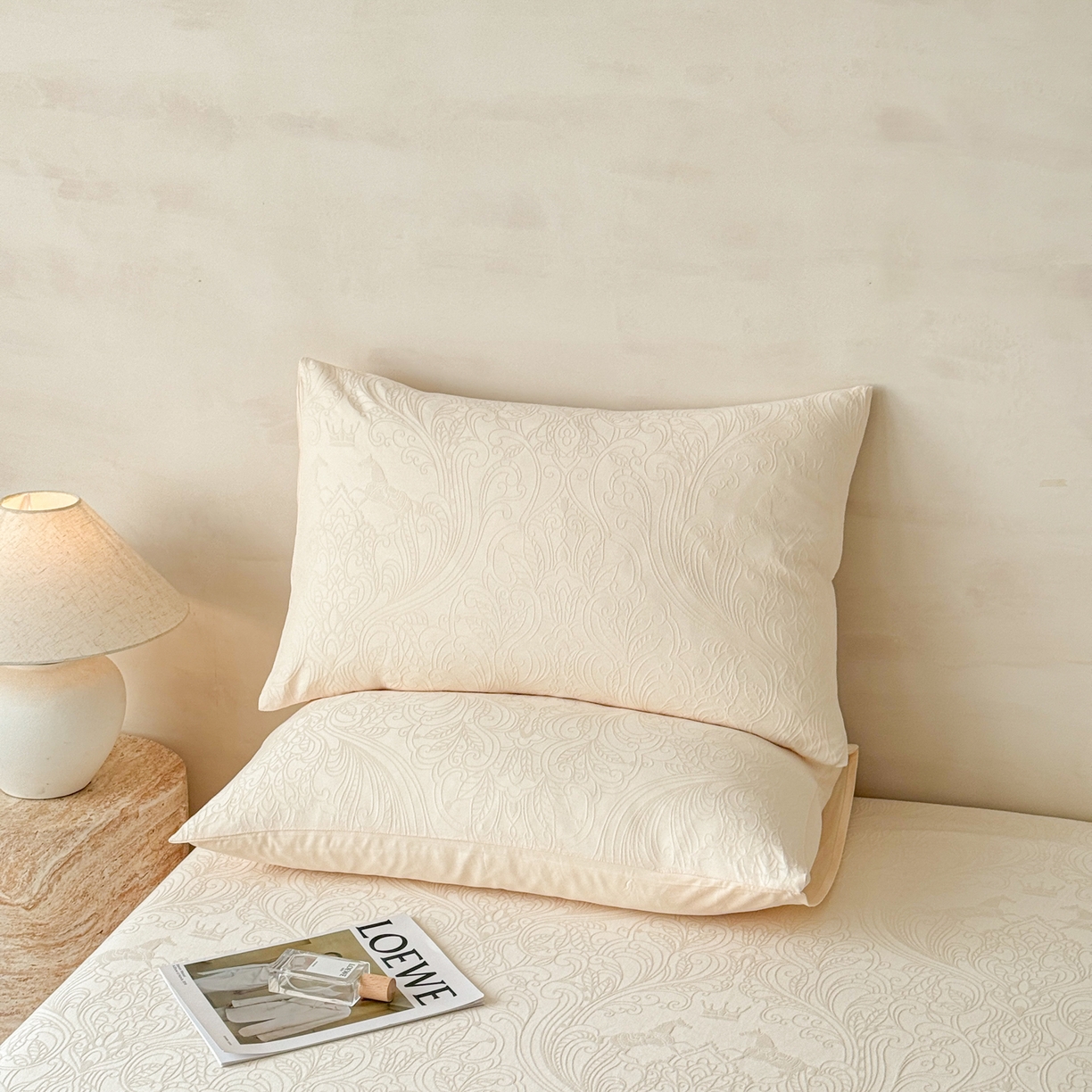 91家纺网 家纺一手货源 找家纺 眠博士 2026新款60S水洗立体提花床笠-场景二 床笠-冠马踏云-奶白