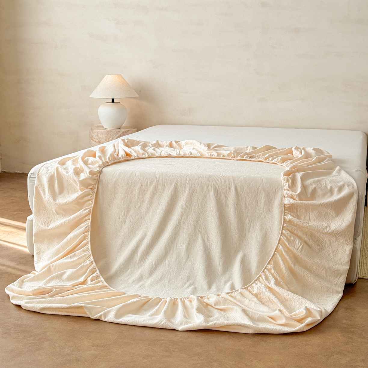 91家纺网 家纺一手货源 找家纺 眠博士 2026新款60S水洗立体提花床笠-场景二 床笠-冠马踏云-奶白