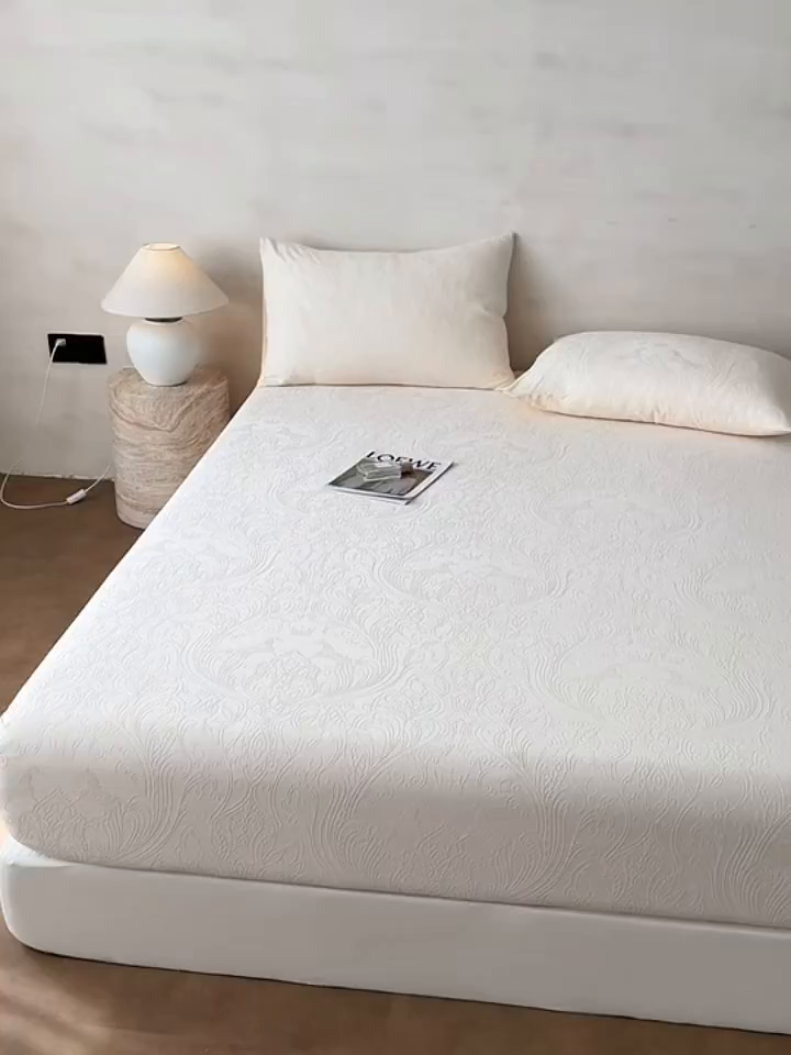 91家纺网 家纺一手货源 找家纺 眠博士 2026新款60S水洗立体提花床笠-场景二 床笠-冠马踏云-奶白