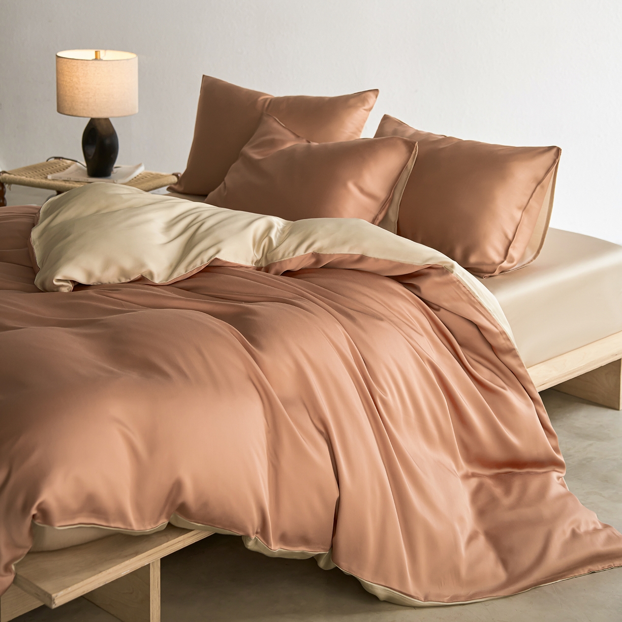 91家纺网 家纺一手货源 找家纺 轩和家居 2026新款60支奥地利兰精天丝四件套 拿铁咖+铂光金