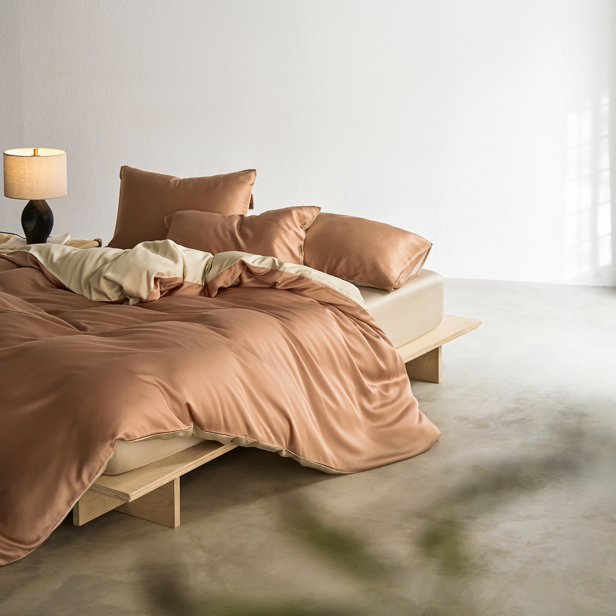 91家纺网 家纺一手货源 找家纺 轩和家居 2026新款60支奥地利兰精天丝四件套 拿铁咖+铂光金