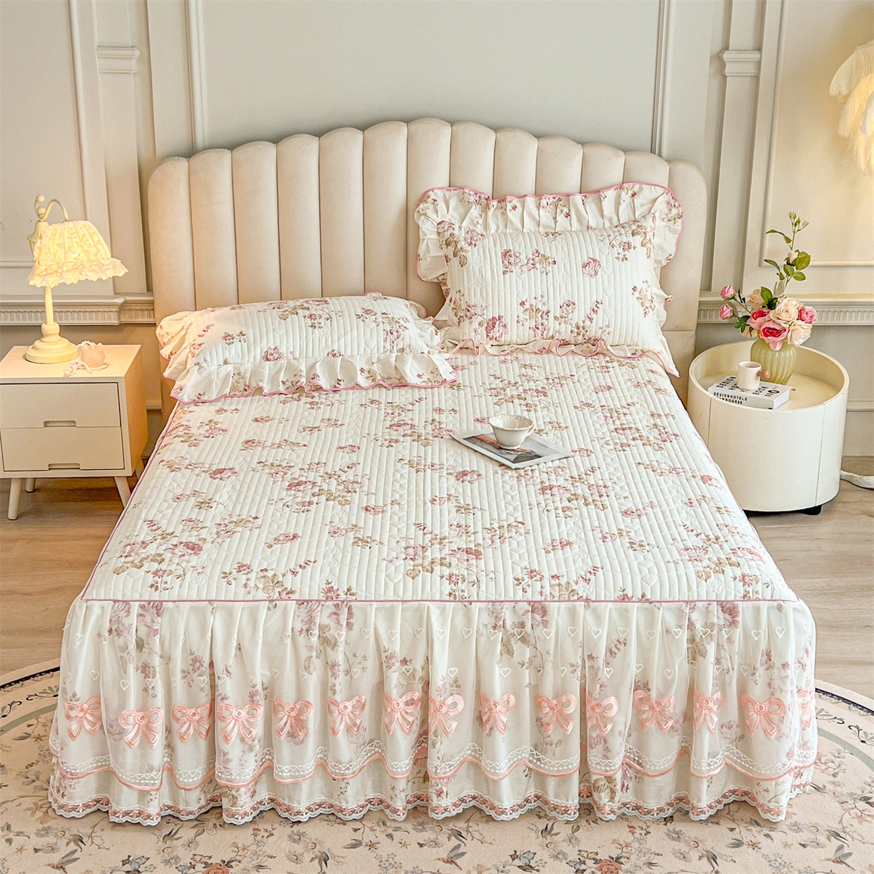 91家纺网 家纺一手货源 找家纺 宜凡家纺 2026新款全棉印花公主风夹棉床裙四件套 水苏栀清