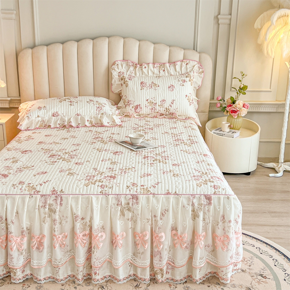 91家纺网 家纺一手货源 找家纺 宜凡家纺 2026新款全棉印花公主风夹棉床裙四件套 水苏栀清