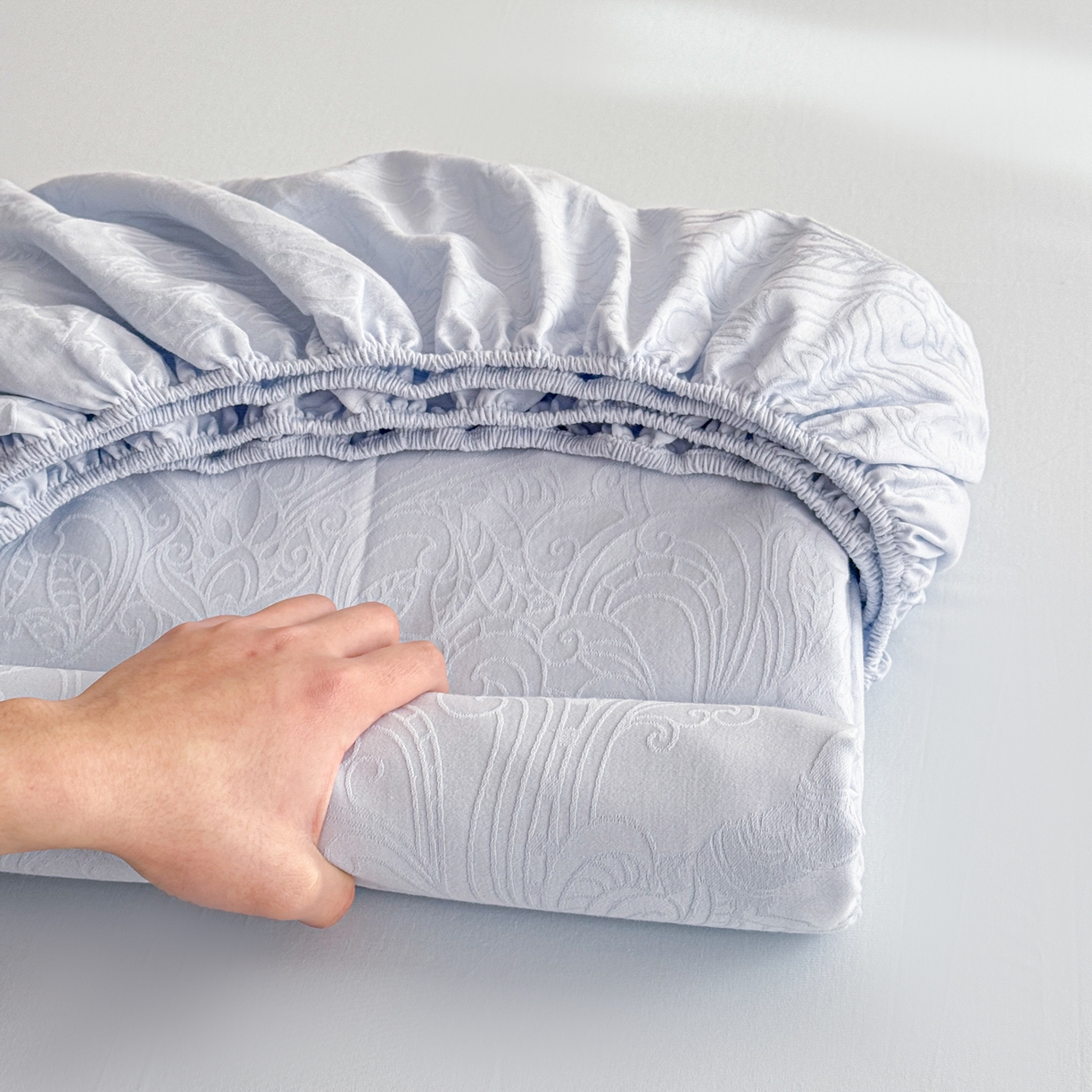 91家纺网 家纺一手货源 找家纺 眠博士 2026新款60S水洗立体提花床笠-场景二 床笠-冠马踏云-嫩蓝