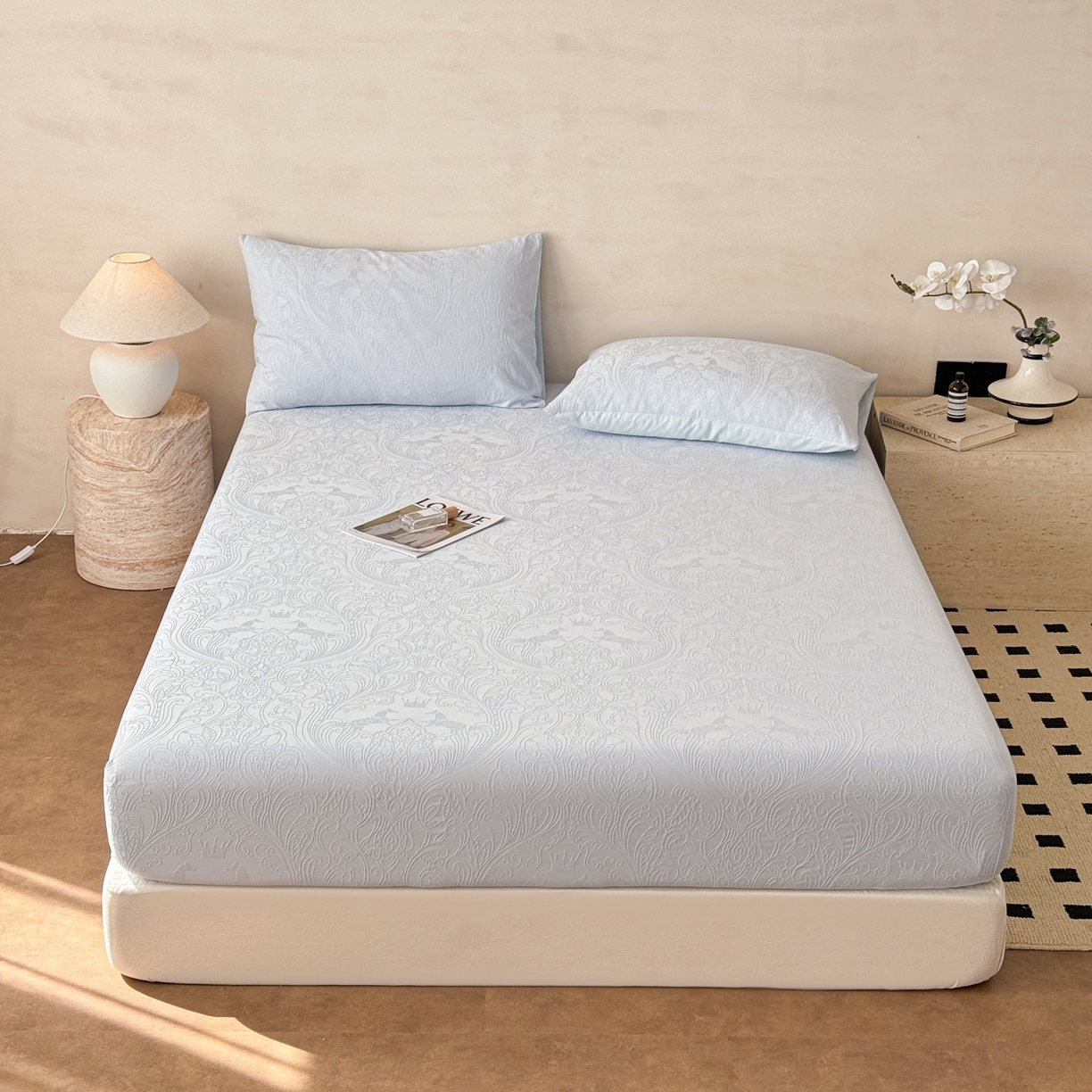 91家纺网 家纺一手货源 找家纺 眠博士 2026新款60S水洗立体提花床笠-场景二 床笠-冠马踏云-嫩蓝