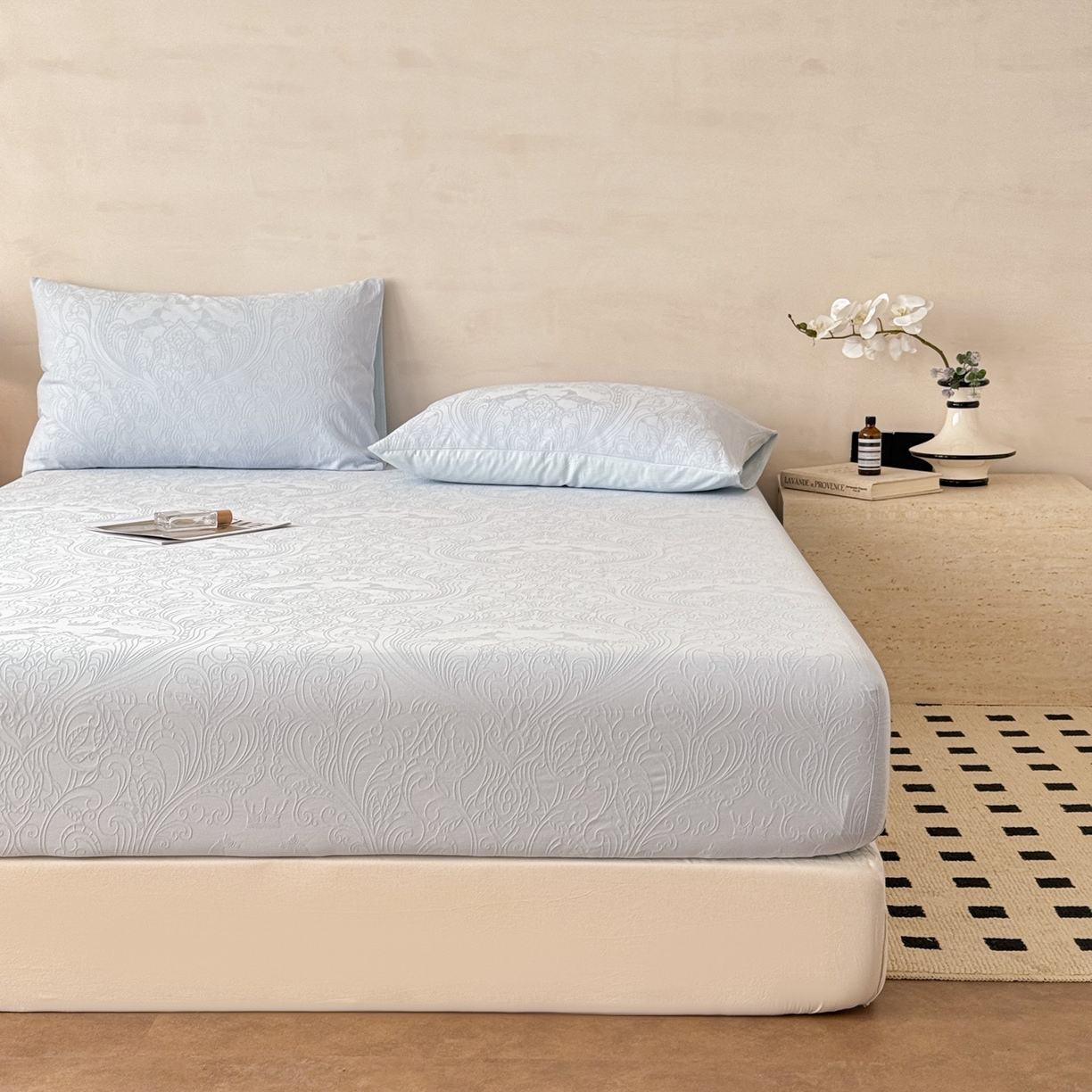 91家纺网 家纺一手货源 找家纺 眠博士 2026新款60S水洗立体提花床笠-场景二 床笠-冠马踏云-嫩蓝