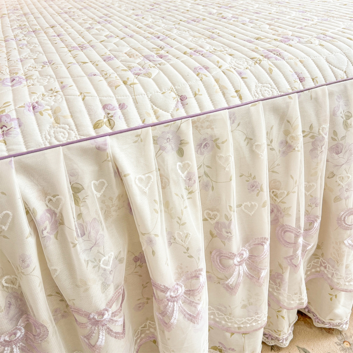 91家纺网 家纺一手货源 找家纺 宜凡家纺 2026新款全棉印花公主风夹棉床裙三件套 海棠之恋