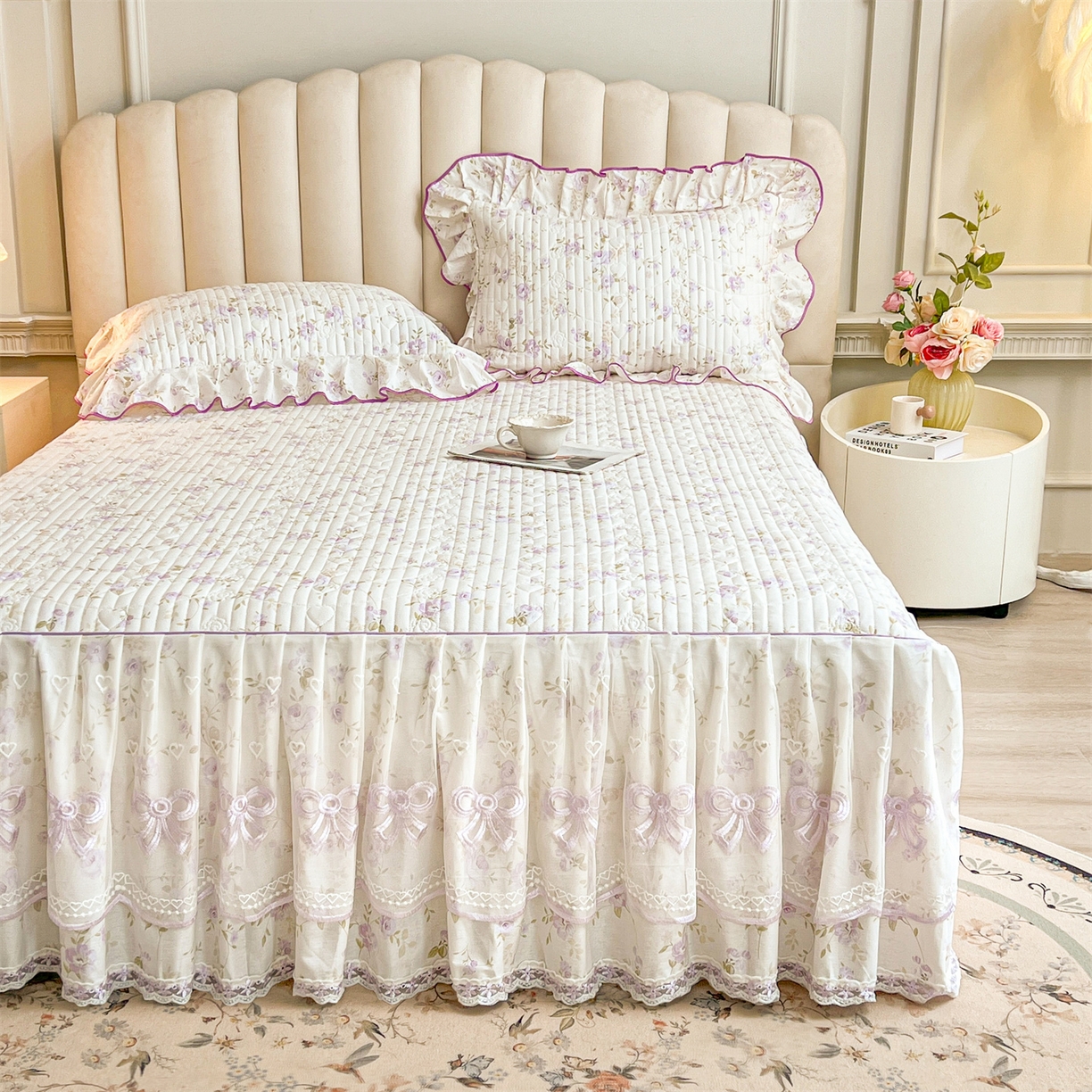 91家纺网 家纺一手货源 找家纺 宜凡家纺 2026新款全棉印花公主风夹棉床裙三件套 海棠之恋